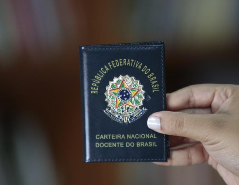 PROFESSORES  Saiba como solicitar a Carteira Nacional Docente do Brasil Pedido de emissão do documento pode ser feito no sistema Mais Professores.